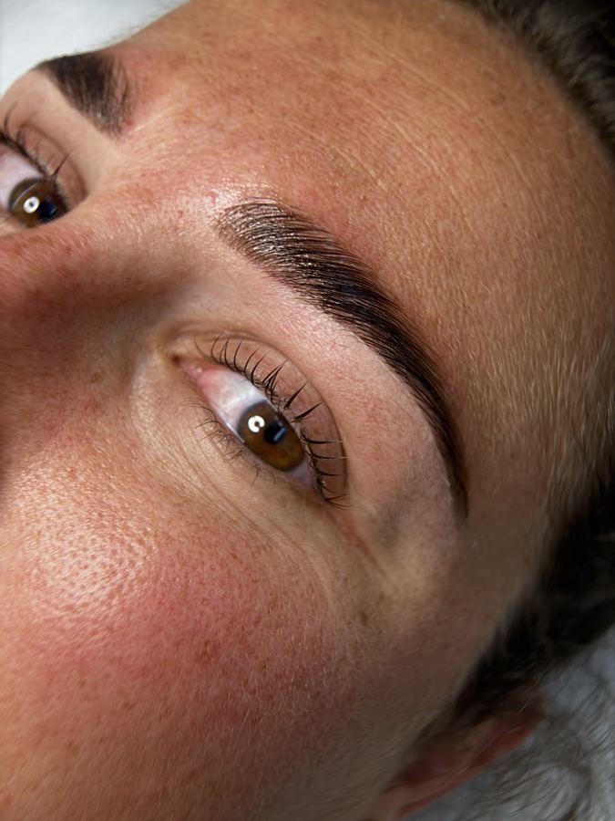Sourcils liftés et disciplinés
